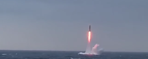 Rus ordusu ülkenin kuzeyinde Barents Denizi'nde Sineva tipi kıtalararası balistik füze denemesi yaptı. - Sputnik Türkiye
