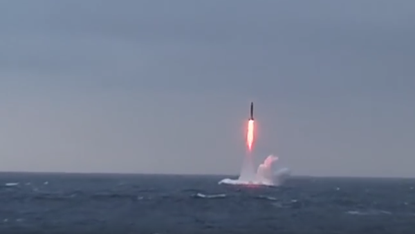 Rus ordusu ülkenin kuzeyinde Barents Denizi'nde Sineva tipi kıtalararası balistik füze denemesi yaptı. - Sputnik Türkiye