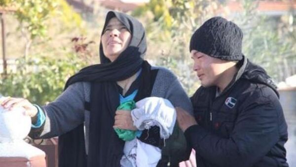 Ege'de göçmen faciası: Kızının cesedini kilometrelerce yürüyerek taşıdı - Sputnik Türkiye