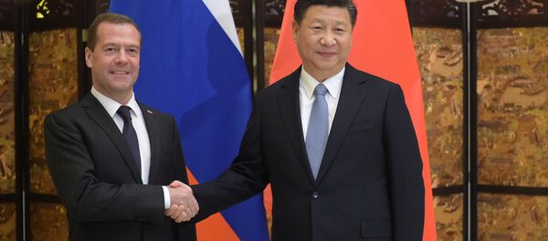 Rusya Başbakanı Dmitriy Medvedev ve Çin Devlet Başkanı Şi Cinping - Sputnik Türkiye