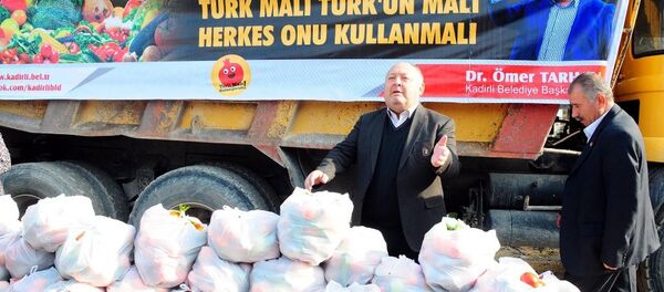 Rusya'nın almadığı 20 ton sebze ve meyve halka dağıtıldı - Sputnik Türkiye