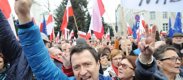 Polonya'da hükümet karşıtları sokağa döküldü - Sputnik Türkiye