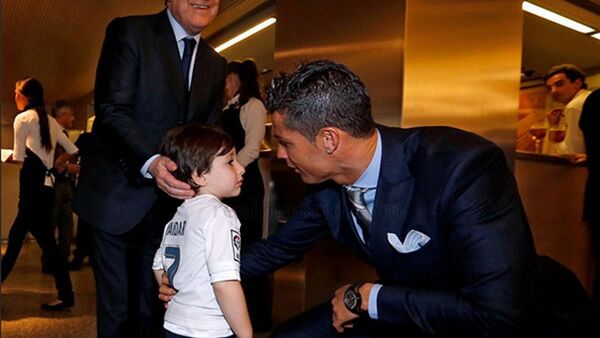 Ronaldo'dan ailesini kaybeden Lübnanlı çocuğa sürpriz - Sputnik Türkiye