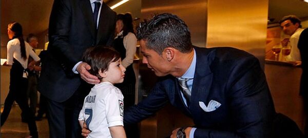 Ronaldo'dan ailesini kaybeden Lübnanlı çocuğa sürpriz - Sputnik Türkiye