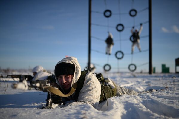 Rus askerleri buz poligonda tatbikat yapıyor - Sputnik Türkiye