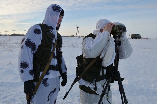 Rus askerleri buz poligonda tatbikat yapıyor - Sputnik Türkiye