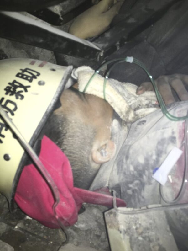 Uzun süre karanlıkta kaldığı için günışığından etkilenmesin diye gözüne beyaz bez bağlanan ve oksijen desteği verilen Tien’in yaşı başta 19 olarak açıklandı. Ancak CCTV News yaşı 19 değil 21 olarak verdi.  - Sputnik Türkiye