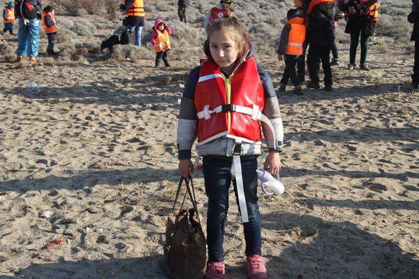 Dikili’deki sığınmacılar arasındaki çocuklardan biri de 9 yaşındaki Suriyeli bir kız çocuğu.  - Sputnik Türkiye