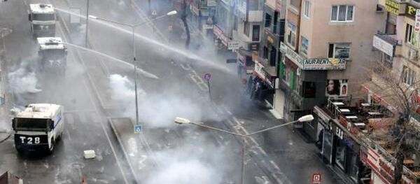 Diyarbakır'da yürüyüşe polis müdahalesi - Sputnik Türkiye