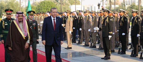 Suudi Arabistan Kralı Selman bin Abdülaziz Al Suud, Cumhurbaşkanı Recep Tayyip Erdoğan'ı El Yamamah Sarayı'nda resmi törenle karşıladı. - Sputnik Türkiye