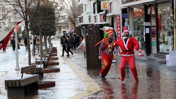 Bolu'da BBP'lilerden 'Noel Baba' piyesli yılbaşı protestosu - Sputnik Türkiye