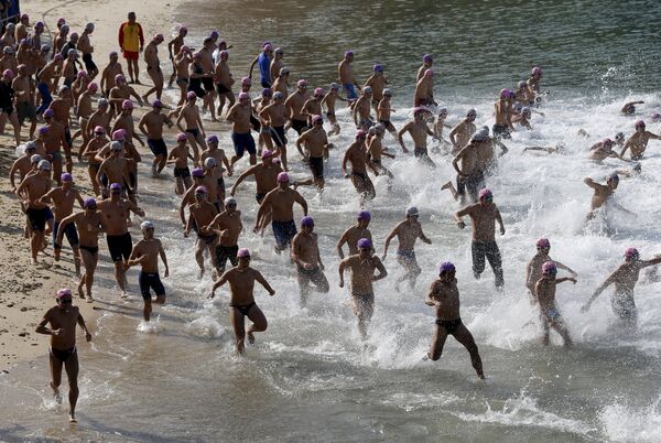Hong Kong'ta, 2 bin 600 kadar kişi yeni yılı kutlamak için yüzme yarışı yaptı. - Sputnik Türkiye