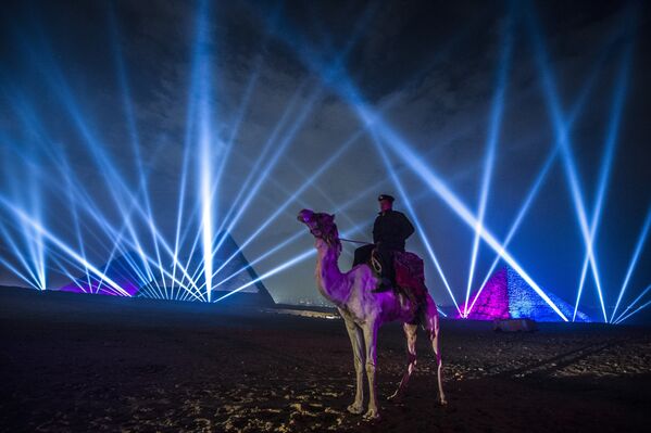 Mısır'da piramitler lazer ışıklarıyla aydınlatıldı. - Sputnik Türkiye