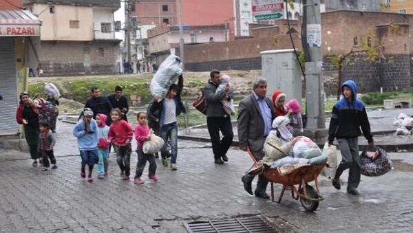 Çatışmaların sürdüğü Cizre'den vatandaşlar kaçıyor. - Sputnik Türkiye