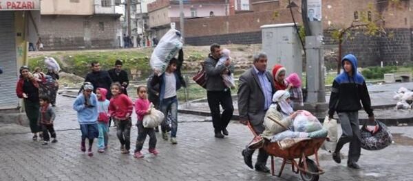 Çatışmaların sürdüğü Cizre'den vatandaşlar kaçıyor. - Sputnik Türkiye