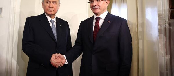 Başbakan Ahmet Davutoğlu, yeni anayasa, TBMM İçtüzüğü, bütçe ve reformlarla ilgili görüş alışverişinde bulunmak üzere MHP Genel Başkanı Devlet Bahçeli ile TBMM'de bir araya geldi. Başbakan Ahmet Davutoğlu, yeni anayasa, TBMM İçtüzüğü, bütçe ve reformlarla ilgili görüş alışverişinde bulunmak üzere MHP Genel Başkanı Devlet Bahçeli ile TBMM'de bir araya geldi. - Sputnik Türkiye