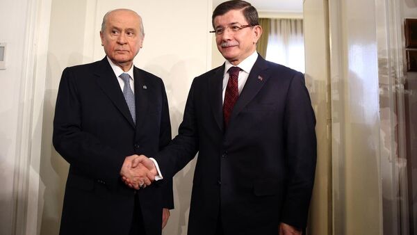 Başbakan Ahmet Davutoğlu, yeni anayasa, TBMM İçtüzüğü, bütçe ve reformlarla ilgili görüş alışverişinde bulunmak üzere MHP Genel Başkanı Devlet Bahçeli ile TBMM'de bir araya geldi. - Sputnik Türkiye