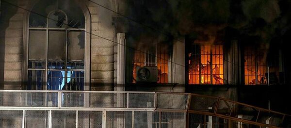 Suudi Arabistan'ın Tahran Büyükelçiliği ateşe verildi - Sputnik Türkiye