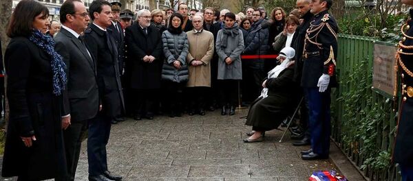 Charlie Hebdo için düzenlenen törene Fransa Cumhurbaşkanı François Hollande katıldı. - Sputnik Türkiye
