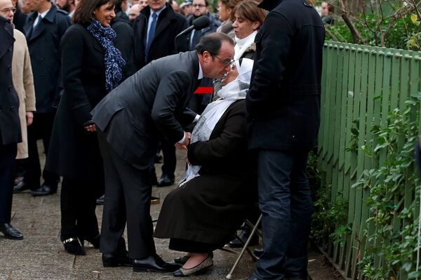 Fransa Cumhurbaşkanı Hollande, saldırılarda hayatını kaybeden Müslüman polis memuru Ahmet Merabet'in annesiyle selamlaştı. Fransa Cumhurbaşkanı Hollande, saldırılarda hayatını kaybeden Müslüman polis memuru Ahmet Merabet'in annesiyle selamlaştı. - Sputnik Türkiye