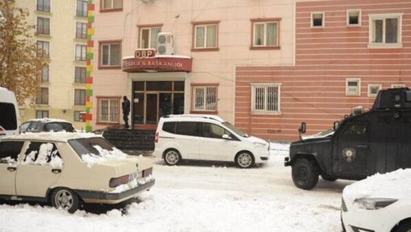 Diyarbakır'daki DBP binasına polis baskını - Sputnik Türkiye