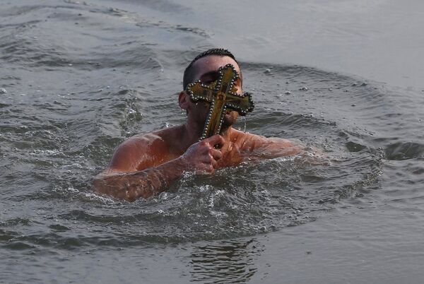 Bartholomeos'un denize attığı haçı, Yunanistan'dan gelen Nikos Solis çıkardı. - Sputnik Türkiye