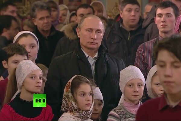 Rusya Devlet Başkanı Vladimir Putin, ayin sırasında köy okulu öğrencilerinin yanında durdu. - Sputnik Türkiye