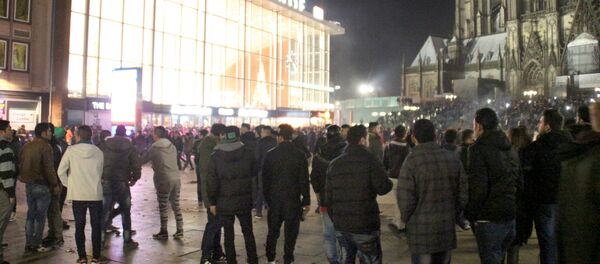 Çok sayıda kadın, Köln'deki yılbaşı kutlamalarında cinsel saldırıya uğradıklarını söyleyerek polise başvurdu - Sputnik Türkiye