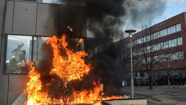 Kosova'da hükümet binası ateşe verildi - Sputnik Türkiye
