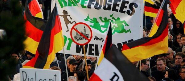 Köln - PEGIDA - Göçmen karşıtı gösteri - Sputnik Türkiye