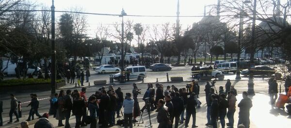 İstanbul'un turistik yerlerinden Sultanahmet'te bugün meydana gelen patlamada 10 kişi öldü, 15 kişi yaralandı. Cumhurbaşkanı Erdoğan, Saldırı Suriye kökenli bir canlı bomba tarafından gerçekleştirildi dedi. - Sputnik Türkiye