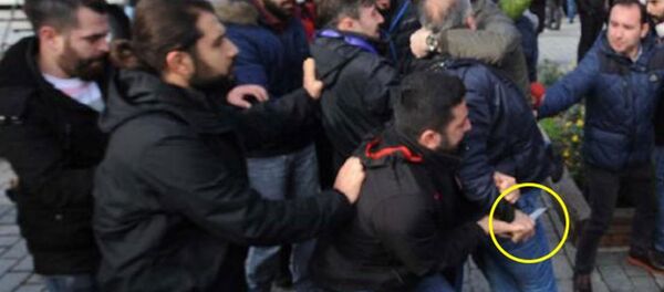 Sultanahmet’teki protestoya bıçaklı saldırı Sultanahmet’teki protestoya bıçaklı saldırı - Sputnik Türkiye