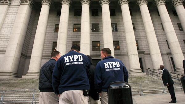 Members of the NYPD Counterterrorism unit talking outside the old federal courthouse in Manhattan. - Sputnik Türkiye