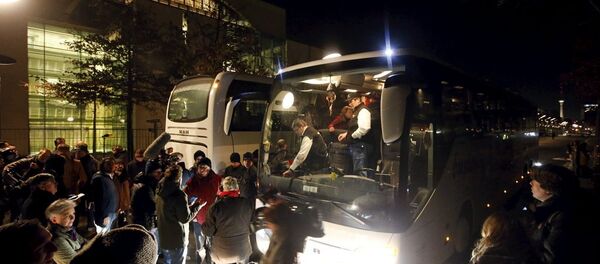 Merkel'e bir otobüs dolusu sığınmacı gönderildi - Sputnik Türkiye