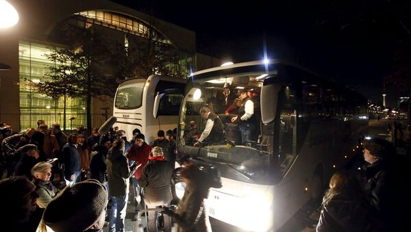 Merkel'e bir otobüs dolusu sığınmacı gönderildi - Sputnik Türkiye