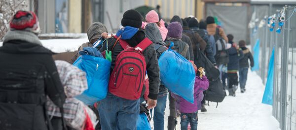 Almanya Passau'da trene binmek için sıra bekleyen sığınmacılar - Sputnik Türkiye
