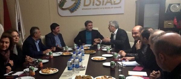 Diyarbakır Sanayici ve İşadamları Derneği'nin organizasyonunda AKP milletvekili Galip Ensarioğlu ile HDP milletvekili Altan Tan bir araya geldi. - Sputnik Türkiye