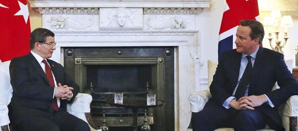 Başbakan Davutoğlu ile İngiltere Başbakanı Cameron bir araya geldi. - Sputnik Türkiye