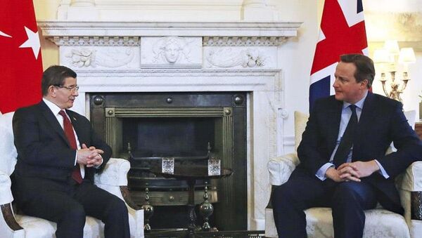 Başbakan Davutoğlu ile İngiltere Başbakanı Cameron bir araya geldi. - Sputnik Türkiye