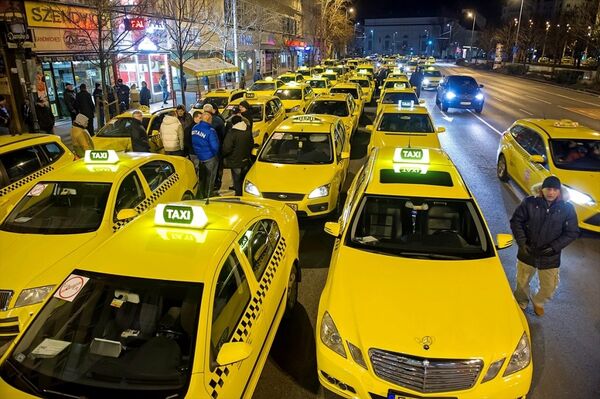 Budapeşte'de taksiciler 'Uber' uygulamasını protesto etti - Sputnik Türkiye