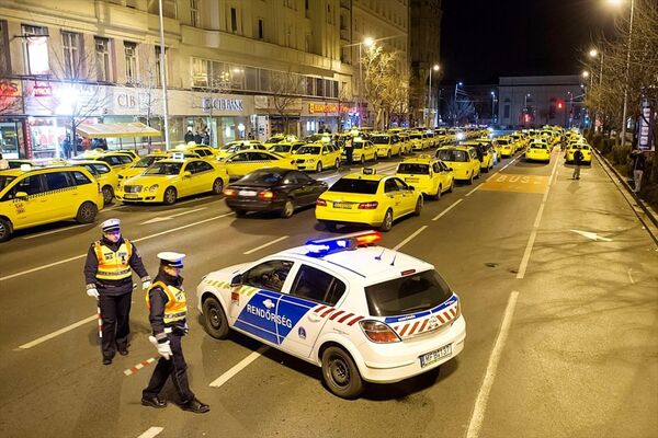 Budapeşte'de taksiciler 'Uber' uygulamasını protesto etti - Sputnik Türkiye