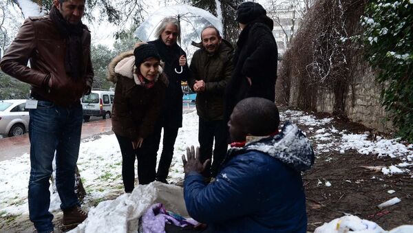 Otobüs durağında yatan evsiz yardım talebini kabul etmedi - Sputnik Türkiye