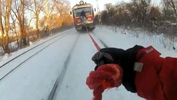 Trene bağlı ipe tutunarak kayak yapan çılgın Rus - Sputnik Türkiye