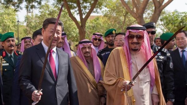 Çin lideri Şi Cinping- Suudi Arabistan Kralı Selman bin Abdülaziz - Sputnik Türkiye