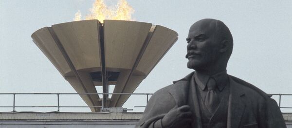 The Olympic flame rises over statue of Lenin outside Lenin Stadium in Moscow during the 1980 Olympic Games - Sputnik Türkiye
