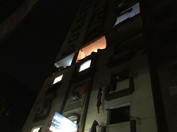 Patlama sonucu binanın ön duvarı kısmen yıkılırken, tüm sokaklar trafiğe kapatıldı. - Sputnik Türkiye