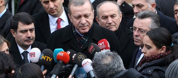 Cumhurbaşkanı Recep Tayyip Erdoğan, cuma namazını Üsküdar'daki Akabe Camisi'nde kıldı. - Sputnik Türkiye