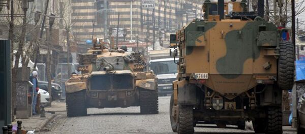 Diyarbakır'ın merkez Sur ilçesine tanklar girdi. - Sputnik Türkiye