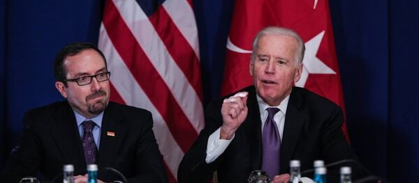 Amerika Birleşik Devletleri (ABD) Başkan Yardımcısı Joe Biden (sağda), Conrad Otel'de sivil toplum kuruluşu temsilcileriyle görüştü. Toplantıda ABD'nin Ankara Büyükelçisi John Bass da (solda) yer aldı. - Sputnik Türkiye