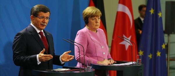 Başbakan Ahmet Davutoğlu Avrupa ülkelerini kapsayan resmi ziyareti kapsamında Almanya'nın başkenti Berlin'de, Almanya Başbakanı Angela Merkel ile bir araya geldi. - Sputnik Türkiye